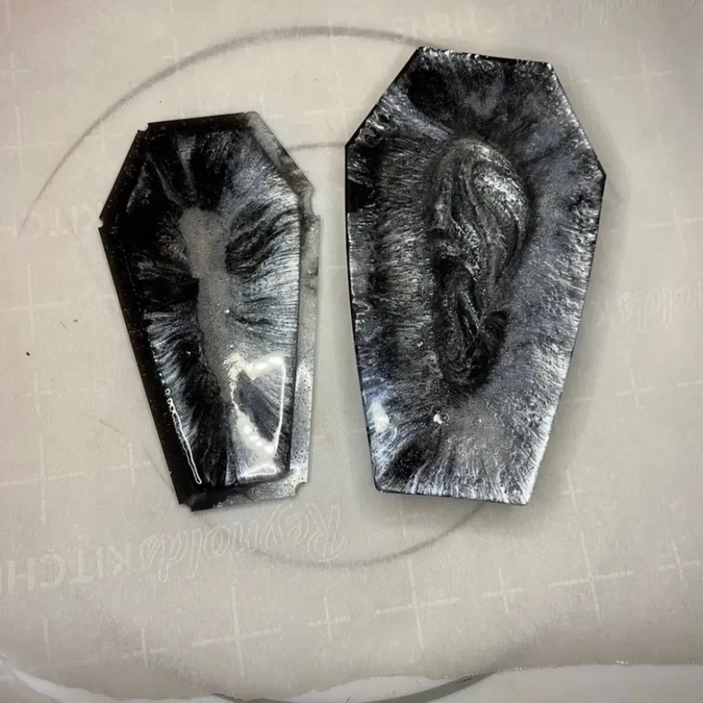 Resin coffin with a lid